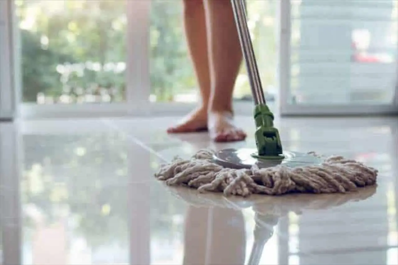 Stai usando il detergente sbagliato sui pavimenti? Ecco quando serve uno alcalino e non uno neutro
