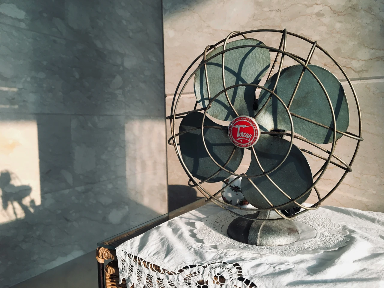 Hai sempre sbagliato a posizionare il ventilatore in camera da letto: ecco dove metterlo per dormire bene