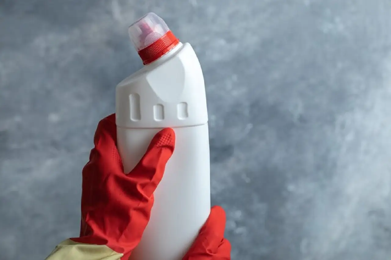 Non usare la candeggina per disinfettare: ecco cosa mette davvero gli esperti nell’acqua